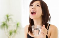 Полоскание горла перекисью водорода: можно ли полоскать и как?